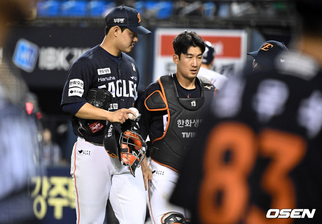 22일 오후 서울 잠실야구장에서 2025 신한 SOL Bank KBO리그 두산 베어스와 한화 이글스의 경기가 열렸다.이날 두산은 잭로그, 한화는 문동주를 선발로 내세웠다.6회말 이닝을 마친 한화 문동주가 양의지 헛스윙 삼진 때 배트에 포수 마스크를 맞은 최재훈을 걱정하고 있다. 2025.07.22 /cej@osen.co.kr
