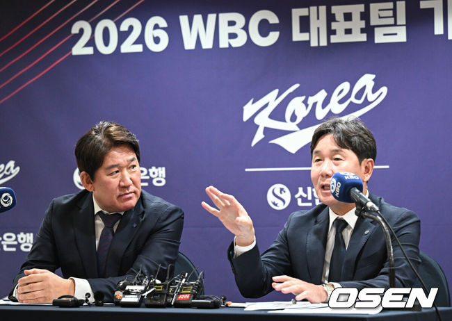[OSEN=조은정 기자]6일 서울 중국 한국프레스센터에서 2026 WBC 대표팀 기자회견이 열렸다. 최종 명단을 확정한 야구대표팀은 오는 14일 일본 오키나와 전지훈련을 떠나 WBC 담금질에 돌입한다. KBO리그 팀과 여섯 차례 연습경기를 치러 실전 감각도 키운다. 조계현 전력강화위원장, 대표팀 류지현 감독이 취재진 질문에 답변을 하고 있다. 2026.02.06 /cej@osen.co.kr