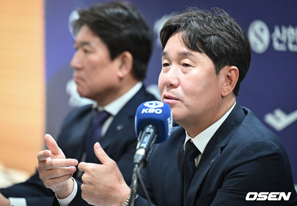 6일 서울 중구 한국프레스센터에서 2026 WBC 대표팀 기자회견이 열렸다.최종 명단을 확정한 야구대표팀은 오는 14일 일본 오키나와 전지훈련을 떠나 WBC 담금질에 돌입한다. KBO리그 팀과 여섯 차례 연습경기를 치러 실전 감각도 키운다.대표팀 류지현 감독이 취재진 질문에 답변을 하고 있다. 2026.02.06 /cej@osen.co.kr