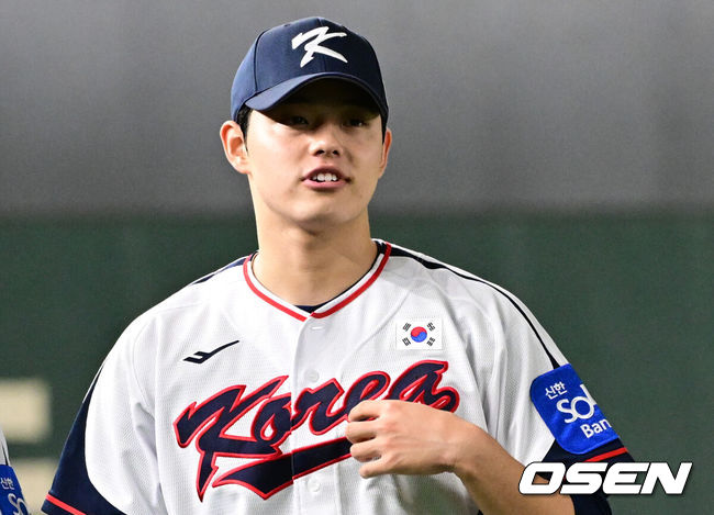 [OSEN=도쿄(일본), 조은정 기자]류지현 감독이 이끄는 대한민국 야구 대표팀이 14일 일본 도쿄돔에서 월드베이스볼클래식(WBC) 대비 한일 평가전을 앞두고 훈련을 가졌다. 한국 대표팀은 15일과 16일 일본과 두 차례 평가전을 치른다. 문동주가 훈련을 마치고 이동하고 있다. 2025.11.14 /cej@osen.co.kr