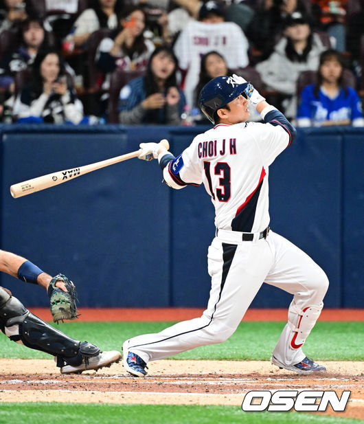 [OSEN=고척, 조은정 기자]8일 서울 구로구 고척스카이돔에서 ‘2025 NAVER K-BASEBALL SERIES’ 대한민국 야구 대표팀과 체코 야구 대표팀의 경기가 열렸다.한국은&nbsp;8일과 9일 2025 K-베이스볼 시리즈 체코 대표팀과의 2경기를 시작으로&nbsp;15일과 16일 양일에 걸쳐 도쿄돔에서 일본 대표팀과 2경기를 치른다.&nbsp;2회말 1사 3루 한국 최재훈의 희생타를 날리고 있다. 2025.11.08 /cej@osen.co.kr