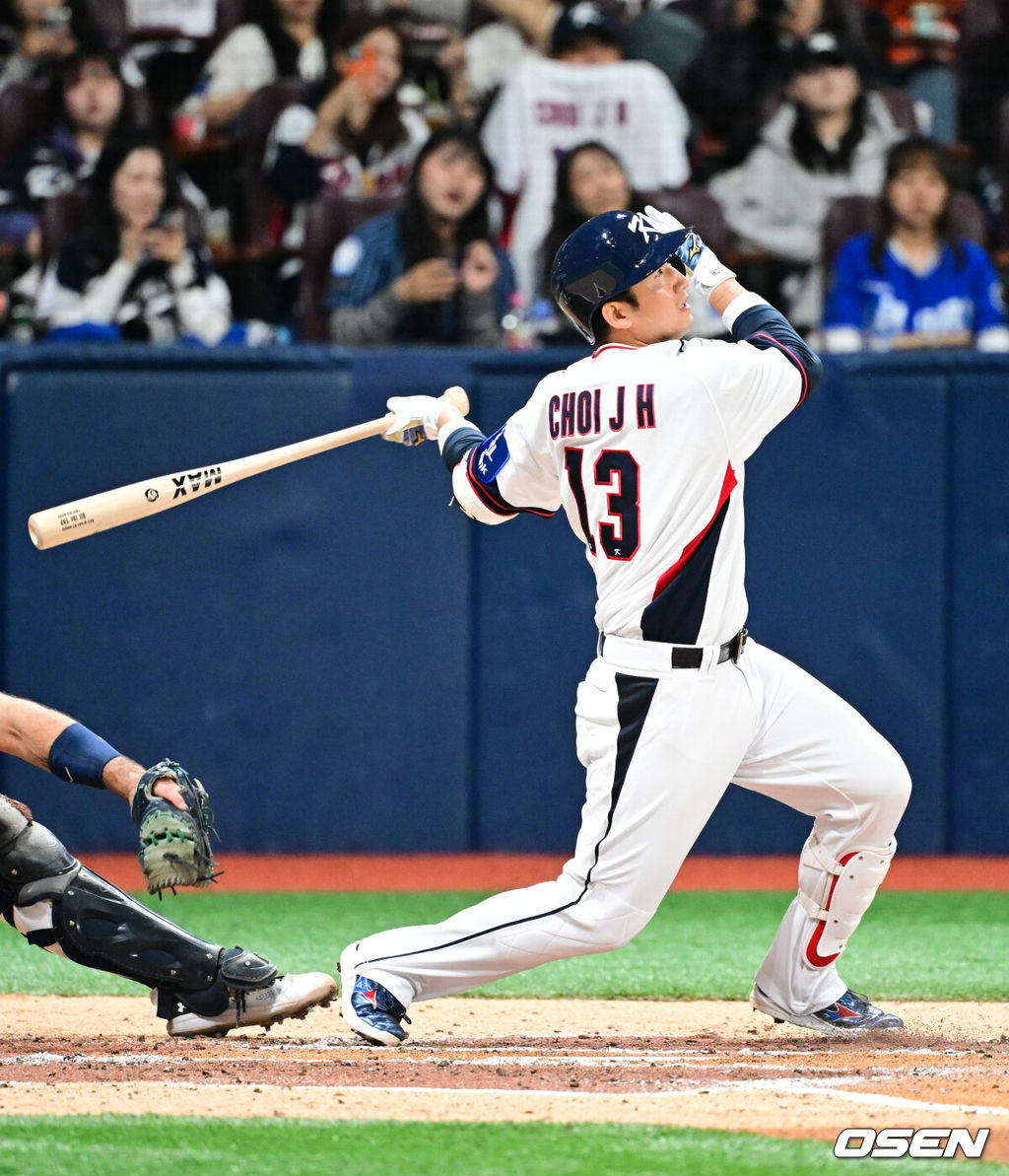 8일 서울 구로구 고척스카이돔에서 ‘2025 NAVER K-BASEBALL SERIES’ 대한민국 야구 대표팀과 체코 야구 대표팀의 경기가 열렸다.한국은 8일과 9일 2025 K-베이스볼 시리즈 체코 대표팀과의 2경기를 시작으로 15일과 16일 양일에 걸쳐 도쿄돔에서 일본 대표팀과 2경기를 치른다. 2회말 1사 3루 한국 최재훈의 희생타를 날리고 있다. 2025.11.08 /cej@osen.co.kr