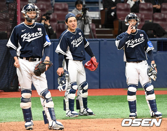 [OSEN=고척, 조은정 기자]류지현 감독이 이끄는 야구 대표팀이 5일 고척스카이돔에서 훈련을 진행했다.대표팀은 오는&nbsp;8일과 9일&nbsp;고척스카이돔에서 열리는 2025 K-베이스볼 시리즈 체코 대표팀과의 2경기를 시작으로&nbsp;15일과 16일 양일에 걸쳐 도쿄돔에서 일본 대표팀과 2경기를 치른다.&nbsp;야구대표팀 조형우, 박동원, 최재훈이 훈련을 하고 있다. 2025.11.05 /cej@osen.co.kr