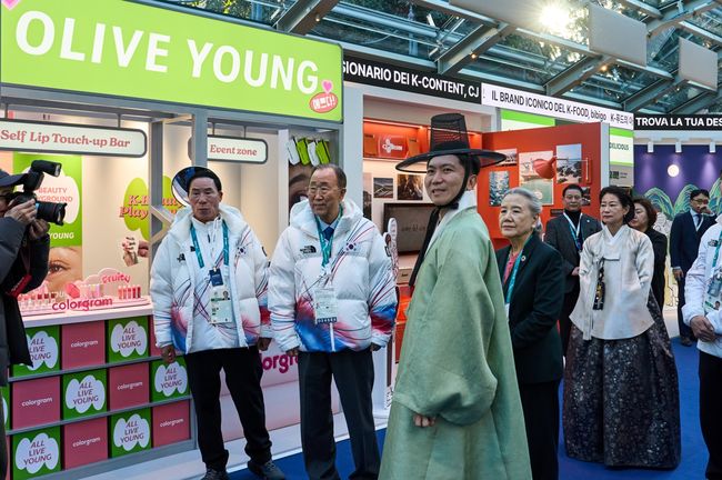 지난&nbsp;5일 열린 밀라노 코리아하우스 개관식에서 반기문 전&nbsp;UN&nbsp;사무총장과 유승민 대한체육회장이 홍보관을 둘러보고 있다.