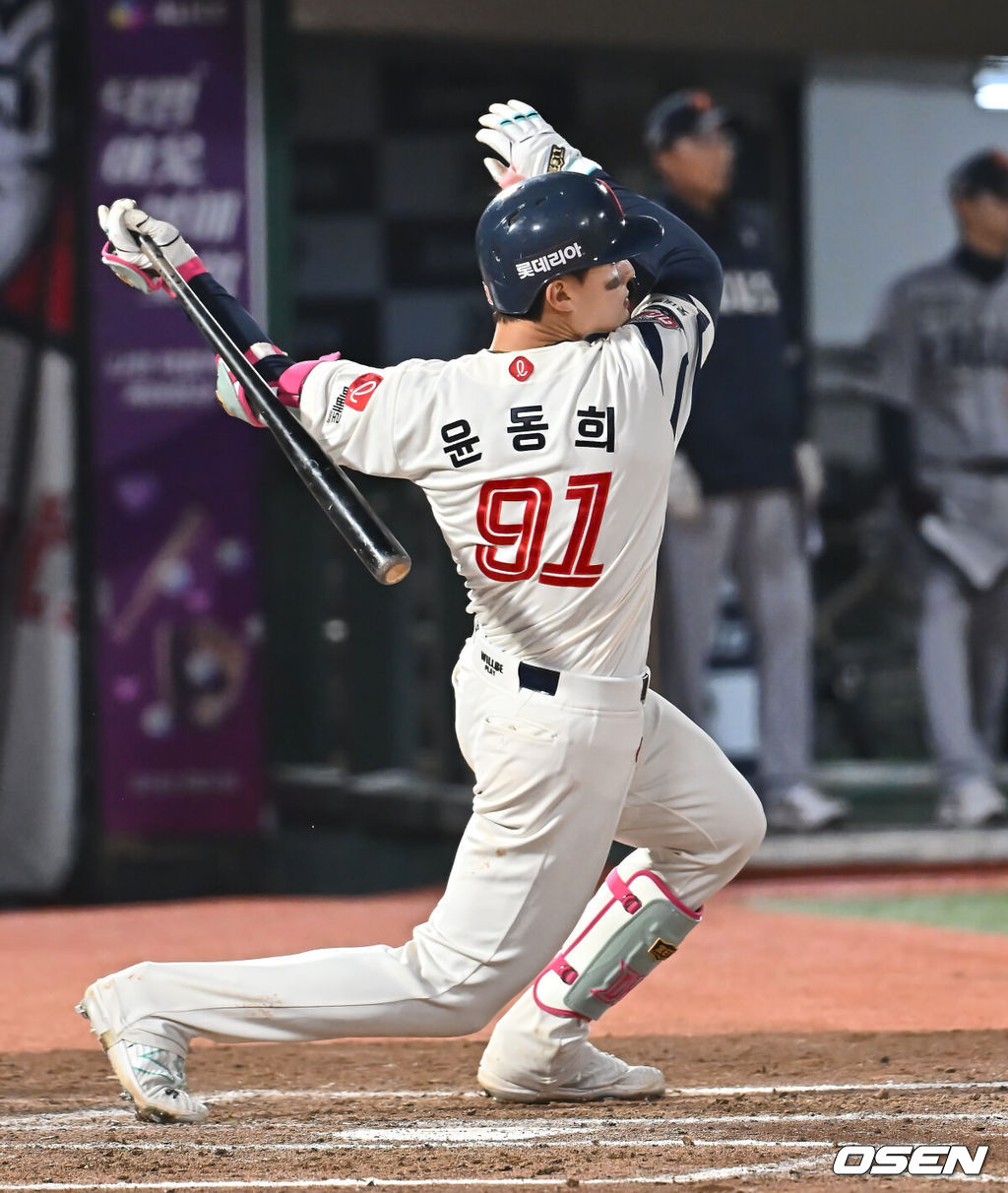 23일 부산 사직야구장에서 2025 신한 SOL 뱅크 KBO 리그 롯데 자이언츠와 한화 이글스의 경기가 열렸다. 홈팀 롯데는 반즈, 방문팀 한화는 와이스가 선발 출전했다.롯데 자이언츠 윤동희가 7회말 2사 2,3루 좌익수앞 1타점 안타를 치고 있다. 2025.04.23 / foto0307@osen.co.kr