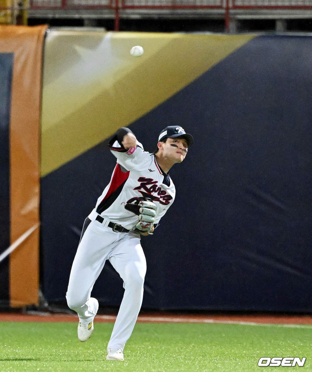 14일 오후 대만 타이베이 티엔무야구장에서 세계야구소프트볼연맹(WBSC) 프리미어12 2024 B조 2차전 대한민국과 쿠바의 경기가 열렸다.대한민국은 2차전 선발투수로 곽빈, 쿠바는 리반 모이넬로를 내세웠다.7회초 무사 만루에서 대한민국 윤동희가 쿠바 발도퀸의 우익수 플라이를 잡아 홈으로 송구하고 있다. 2024.11.14 /sunday@osen.co.kr