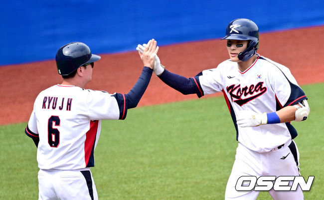 [OSEN=항저우(중국), 최규한 기자] 3일 오후 중국 항저우 사오싱 야구장에서  ‘제19회 항저우 아시안게임’ 야구 조별리그 3차전 대만민국과 태국의 경기가 열렸다.2회말 2사 주자없는 상황 한국 윤동희가 달아나는 좌월 솔로포를 날리고 그라운드를 돌며 류지현 감독과 인사 나누고 있다. 2023.10.03 / dreamer@osen.co.kr