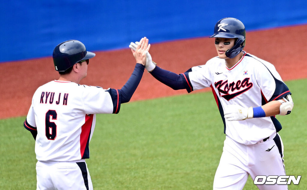 3일 오후 중국 항저우 사오싱 야구장에서  ‘제19회 항저우 아시안게임’ 야구 조별리그 3차전 대만민국과 태국의 경기가 열렸다.2회말 2사 주자없는 상황 한국 윤동희가 달아나는 좌월 솔로포를 날리고 그라운드를 돌며 류지현 감독과 인사 나누고 있다. 2023.10.03 / dreamer@osen.co.kr