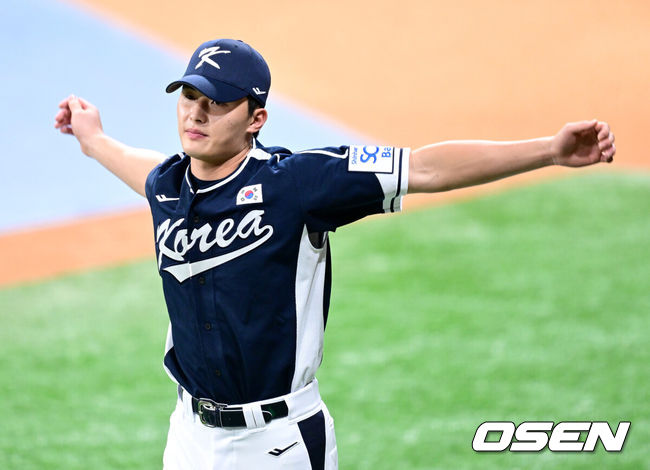 [OSEN=고척, 최규한 기자] 프리미어12를 준비하는 대한민국 야구 대표팀이 30일 오후 서울 고척스카이돔에서 훈련을 가졌다.프리미어12는 세계야구소프트볼연맹(WBSC)에서 개최하는 야구 국제대회로 WBSC 랭킹 상위 12개국이 모여 치르는 대회다. 한국은 2015년 열린 초대 대회에서 우승을 차지했고 2019년 대회에서는 준우승을 달성했다. 이번 대회에서는 9년 만에 우승 탈환을 노린다.&nbsp;대표팀 윤동희가 스트레칭으로 몸을 풀고 있다. 2024.10.30 / dreamer@osen.co.kr