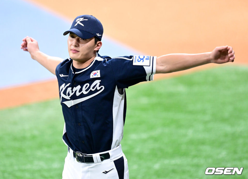 프리미어12를 준비하는 대한민국 야구 대표팀이 30일 오후 서울 고척스카이돔에서 훈련을 가졌다.프리미어12는 세계야구소프트볼연맹(WBSC)에서 개최하는 야구 국제대회로 WBSC 랭킹 상위 12개국이 모여 치르는 대회다. 한국은 2015년 열린 초대 대회에서 우승을 차지했고 2019년 대회에서는 준우승을 달성했다. 이번 대회에서는 9년 만에 우승 탈환을 노린다. 대표팀 윤동희가 스트레칭으로 몸을 풀고 있다. 2024.10.30 / dreamer@osen.co.kr