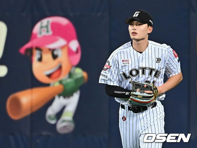 [OSEN=대구, 이석우 기자] 18일 대구삼성라이온즈파크에서 2025 신한 SOL 뱅크 KBO 리그 삼성 라이온즈와 롯데 자이언츠의 경기가 열렸다. 홈팀 삼성은 이승현이, 방문팀 롯데는 데이비슨이 선발 출전했다. 롯데 자이언츠 윤동희가 7회말 레이예스와 교체 투입되고 있다. 2025.04.18 / foto0307@osen.co.kr