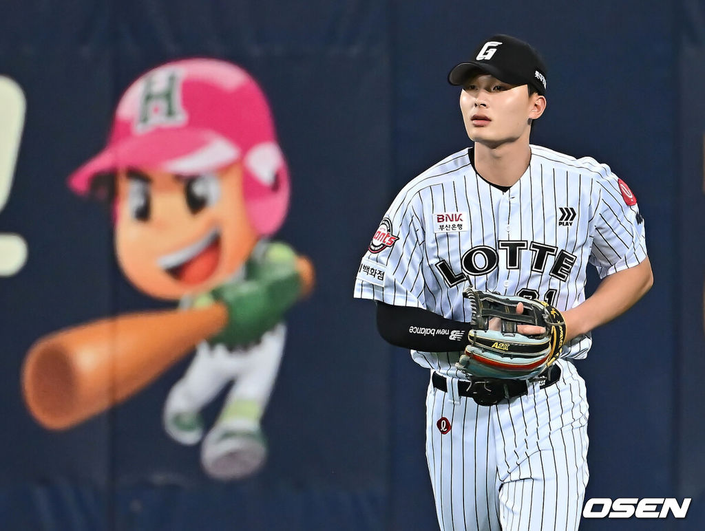 18일 대구삼성라이온즈파크에서 2025 신한 SOL 뱅크 KBO 리그 삼성 라이온즈와 롯데 자이언츠의 경기가 열렸다. 홈팀 삼성은 이승현이, 방문팀 롯데는 데이비슨이 선발 출전했다. 롯데 자이언츠 윤동희가 7회말 레이예스와 교체 투입되고 있다. 2025.04.18 / foto0307@osen.co.kr