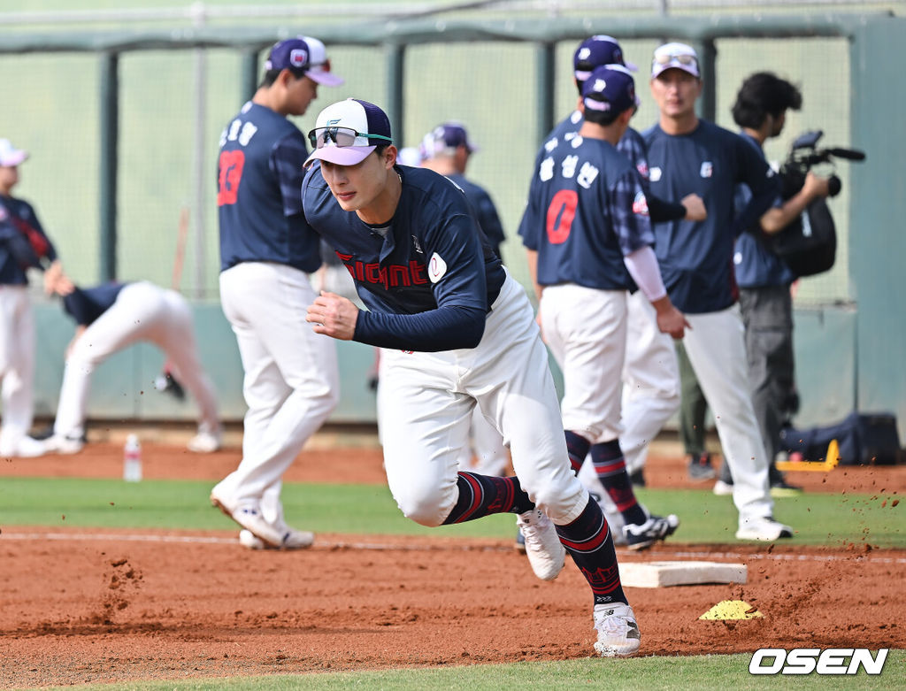 프로야구 롯데 자이언츠가 31일(한국시간) 대만 타이난 아시아-태평양 국제야구센터에 스프링캠프를 차리고 구슬땀을 흘렸다.김태형 감독 등 코치진과 투수 20명, 포수 5명, 내야수 9명, 외야수 7명 등 총 41명의 선수단이 1월 20일까지 1차 캠프에서 체력 강화와 기술 훈련을 치른 뒤 21일부터 3월 5일까지 일본 미야자키로 옮겨 2차 캠프에서 구춘리그에 참가해 실전 감각을 점검한다.롯데 윤동희가 훈련하고 있다. 2026.01.31 / foto0307@osen.co.kr