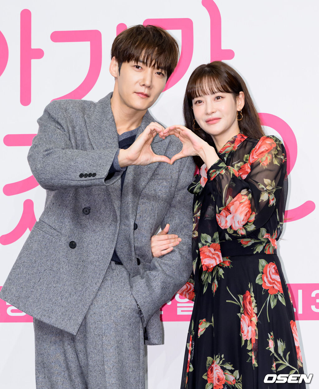 13일 오후 서울 구로구 더링크서울에서 채널A 새 드라마 ‘아기가 생겼어요’ 제작발표회가 열렸다.웹소설을 원작으로 한 웹툰 ‘아기가 생겼어요’는 완벽한 선생님을 꿈꾸던 희원이 하룻밤의 일탈로 임신하게 되면서 벌어지는 아슬아슬한 로맨스를 그린 작품이다.배우 최진혁, 오연서가 포토타임을 가지고 있다. 2026.01.13 /sunday@osen.co.kr