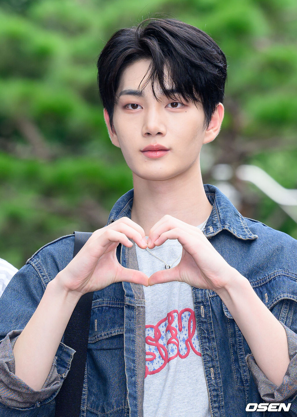 23일 오전 서울 KBS 여의도 신관에서 KBS '뮤직뱅크' 리허설이 진행됐다.이날 ‘뮤직뱅크’는 ARrC, DIGNITY (디그니티), DRIPPIN, fromis_9 (프로미스나인), LIGHTSUM, LUN8(루네이트), MCND, NMIXX, SF9, UNIS(유니스), YOUNG POSSE (영파씨), 문별 (Moon Byul), 블랙스완, 성민, 아일리원(ILY:1), 태민 (TAEMIN), 토니 유(Tony Yu), 효린이 출연한다.그룹 드리핀 주창욱이 포즈를 취하고 있다. 2024.08.23 /sunday@osen.co.kr