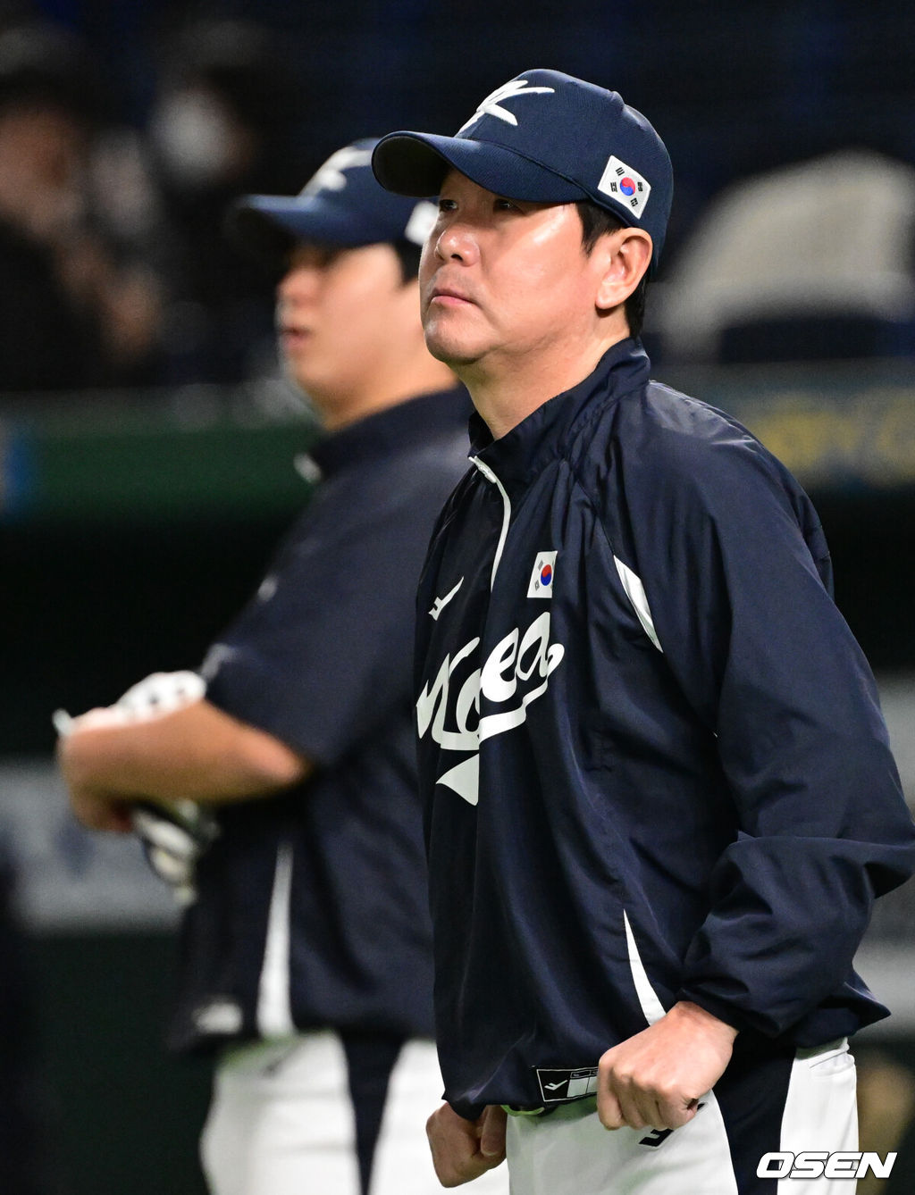 15일 일본 도쿄돔에서 ‘2025 NAVER K-BASEBALL SERIES’ 대한민국과 일본의 1차전 경기가 열린다.한국은 곽빈, 일본은 소타니 류헤이를 선발투수로 내세웠다.류지현 감독이 훈련을 지켜보고 있다. 2025.11.15 /cej@osen.co.kr