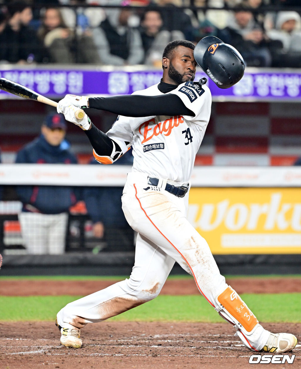 5회말 2사 주자 1루 한화 플로리얼이 타석에서 헛스윙을 하며 헬멧이 벗겨지고 있다. 2025.04.03 / rumi@osen.co.kr