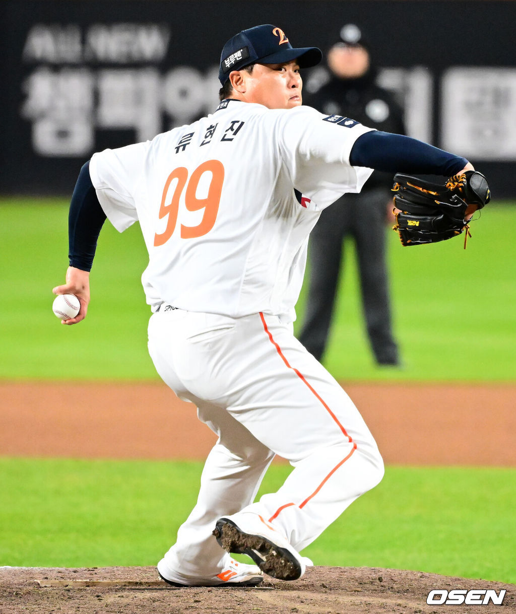 31일 대전 한화생명볼파크에서 2025 신한 SOL Bank KBO리그 포스트시즌 한국시리즈 5차전 한화 이글스와 LG 트윈스의 경기가 열렸다.이날 경기에 한화는 문동주를, LG는 톨허스트를 선발투수로 내세웠다. 8회초 한화 류현진이 역투하고 있다. 2025.10.31 /jpnews@osen.co.kr