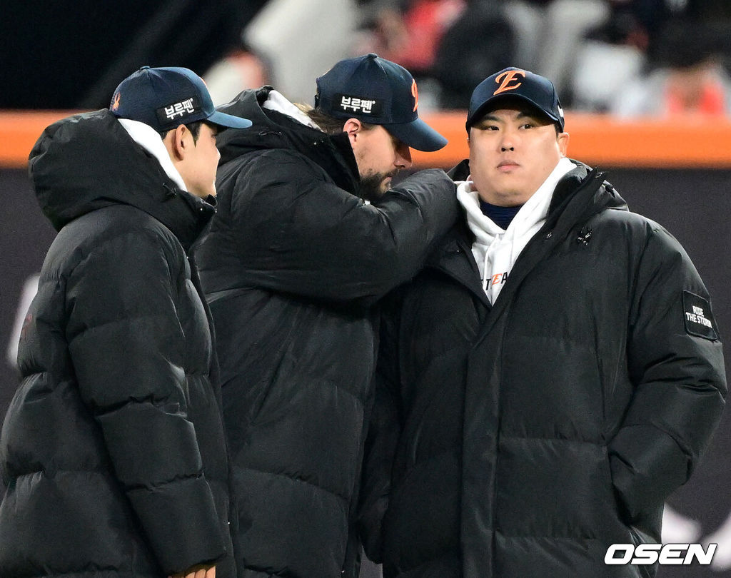 29일 대전 한화생명볼파크에서 2025 신한 SOL Bank KBO리그 포스트시즌 한국시리즈 3차전 한화 이글스와 LG 트윈스의 경기가 열렸다.이날 경기에 한화는 폰세를, LG는 손주영을 선발투수로 내세웠다. 경기에 앞서 한화 와이스와 류현진이 장난을 치고 있다. 2025.10.29 /sunday@osen.co.kr