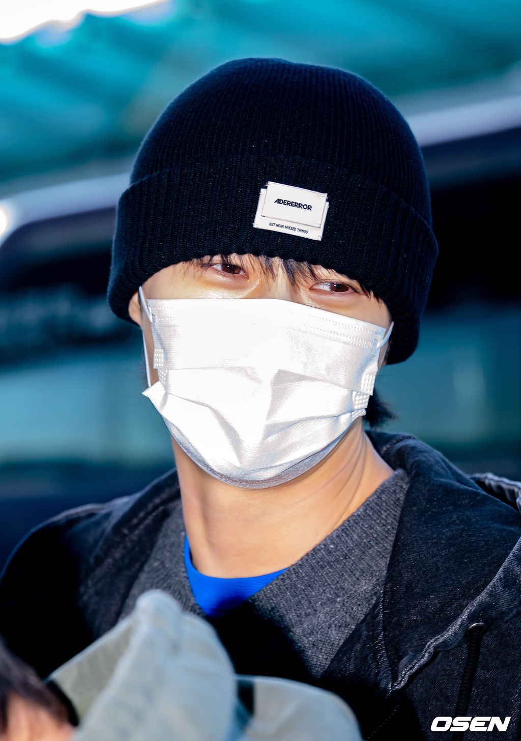 배우 변우석이 9일 오후 해외일정 차 인천국제공항을 통해 출국했다. 배우 변우석(ByeonWooSeok)은 이날 해외 일정 참석 차 중국 베이징으로 출국했다.변우석이 출국장으로 이동하며 포즈를 취하고 있다. 2026.02.09 / rumi@osen.co.kr