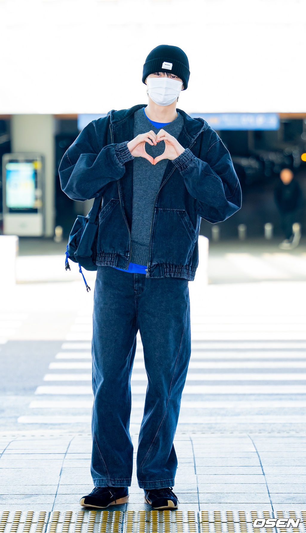 배우 변우석이 9일 오후 해외일정 차 인천국제공항을 통해 출국했다. 배우 변우석(ByeonWooSeok)은 이날 해외 일정 참석 차 중국 베이징으로 출국했다.변우석이 출국장으로 이동하며 포즈를 취하고 있다. 2026.02.09 / rumi@osen.co.kr