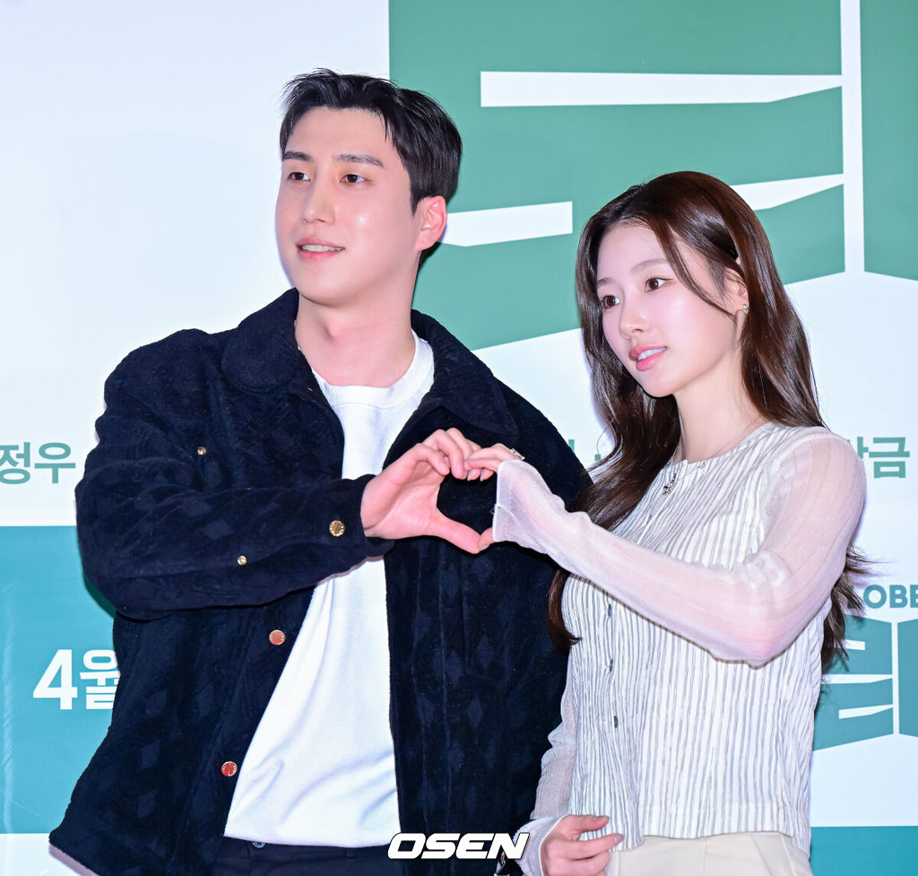 31일 오후 서울 잠실 롯데시네마 월드타워에서 영화 ‘로비’ VIP 시사회 포토월 행사가 열렸다.‘로비'는 연구밖에 모르던 스타트업 대표 창욱(하정우)이 4조 원의 국책사업을 따내기 위해 인생 첫 로비 골프를 시작하는 이야기. 오는 4월 2일 개봉.환승연애 창진, 유정이 포토타임을 하고 있다. 2025.03.31 / jpnews@osen.co.kr