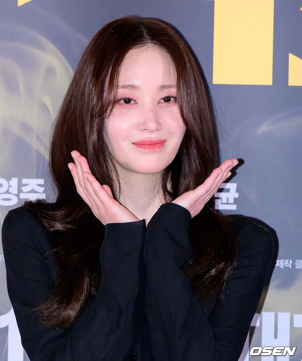 8일 오후 서울 잠실 롯데시네마 월드타워에서 영화 '프로젝트Y' 언론시사회 및 기자간담회가 열렸다.1월 21일에 개봉하는 '프로젝트 Y'는 화려한 도시 그 한가운데에서 다른 내일을 꿈꾸며 살아가던 미선과 도경이 인생의 벼랑 끝에서 검은 돈과 금괴를 훔치면서 벌어지는 이야기를 그린 작품.배우 전종서가 포토타임을 하고 있다. 2026.01.08 /jpnews@osen.co.kr