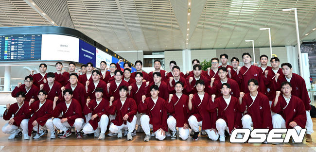 [OSEN=인천공항, 최규한 기자] 프로야구 키움 히어로즈가 2026 시즌을 준비하기 위해 22일 오전 대만 가오슝으로 출국했다.키움은 22일부터 3월 7일까지 총 45일간 대만 가오슝에서 2026시즌을 위한 스프링캠프에 돌입한다. 이번 캠프에는 설종진 감독을 포함한 코칭스태프 12명과 선수 48명 등 총 60명이 참가한다.키움 선수단이 출국을 앞두고 포즈를 취하고 있다. 2026.01.22 / dreamer@osen.co.kr