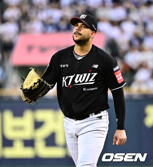 [OSEN=잠실, 지형준 기자] 5회말 수비를 마치고 1실점을 허용한 KT 헤이수스가 아쉬워하고 있다. 2025.07.05 /jpnews@osen.co.kr