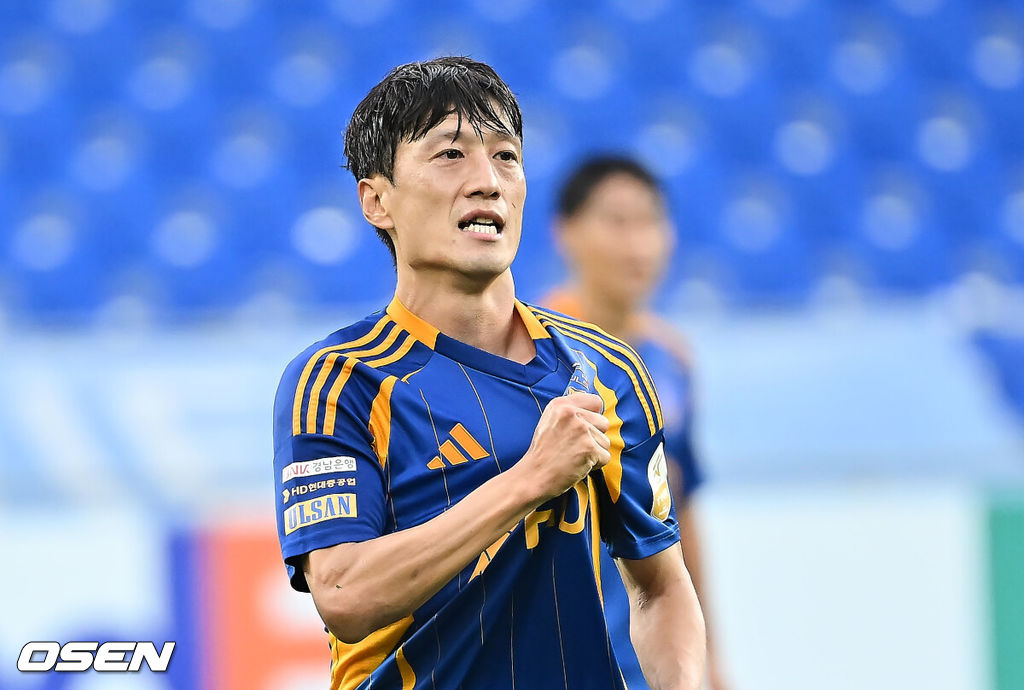 18일 울산 문수축구경기장에서 하나은행 K리그1 2025 울산 HD와 광주FC의 경기가 열렸다. 신태용 감독 경질을 두고 후폭풍이 몰아친 울산은 급격히 무너져 강등권까지 추락했고, 반면 광주FC는 파이널A 진출의 마지막 불씨를 살리기 위해 총력전에 나섰다.울산 HD 이청용이 페널티킥을 성공하고 세리머니를 하고 있다. 2025.10.18 / foto0307@osen.co.kr