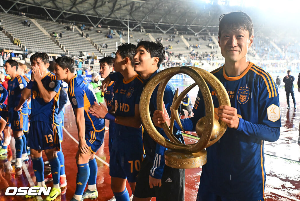 1일 울산 문수축구경기장에서 하나은행 K리그1 2024 울산 HD와 강원FC의 경기가 열렸다. 울산이 승리하면 남은 두 경기 결과와 상관없이 리그 3연패와 함께 구단 통산 5번째 우승을 달성하게 된다.울산 HD 이청용과 선수들이 팬들이 만들어 온 우승 트로피를 들고 기뻐하고 있다. 2024.11.01 / foto0307@osen.co.kr