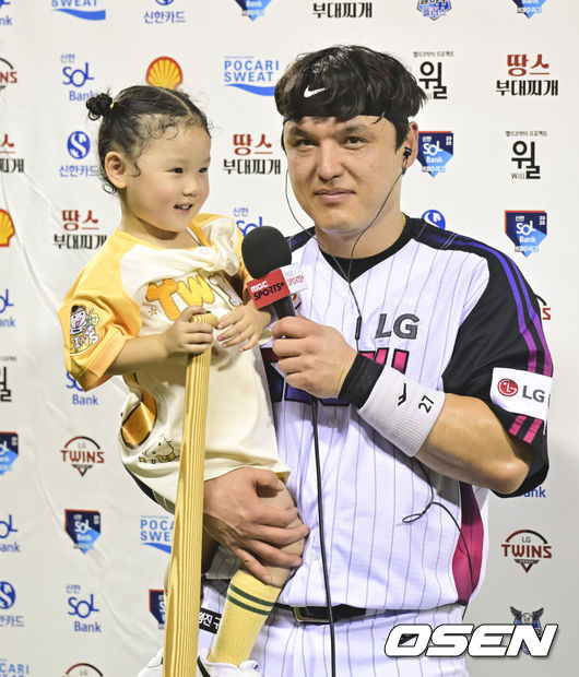[OSEN=잠실, 박준형 기자]프로야구 LG 트윈스는 27일 서울 잠실구장에서 열린 2025 KBO리그 KIA 타이거즈와 시즌 6차전 맞대결에서 4-3 역전승을 거뒀다. 박동원이 역전 스리런 홈런을 터뜨렸고, 8회 문성주가 결승타를 때렸다.&nbsp;LG는 이날 SSG 랜더스에 패한 한화 이글스와 공동 1위가 됐다.&nbsp;경기종료 후 LG 박동원이 딸과 함께 수훈 선수 인터뷰를 하고 있다.  2025.06.27 /soul1014@osen.co.kr