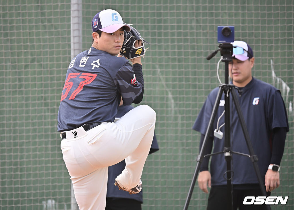 프로야구 롯데 자이언츠가 2일(한국시간) 대만 타이난 아시아-태평양 국제야구센터에 스프링캠프를 차리고 구슬땀을 흘린다. 김태형 감독 등 코치진과 투수 20명, 포수 5명, 내야수 9명, 외야수 7명 등 총 41명의 선수단이 1월 20일까지 1차 캠프에서 체력 강화와 기술 훈련을 치른 뒤 21일부터 3월 5일까지 일본 미야자키로 옮겨 2차 캠프에서 구춘리그에 참가해 실전 감각을 점검한다. 롯데 정현수가 불펜 투구를 하고 있다. 2026.02.02 / foto0307@osen.co.kr
