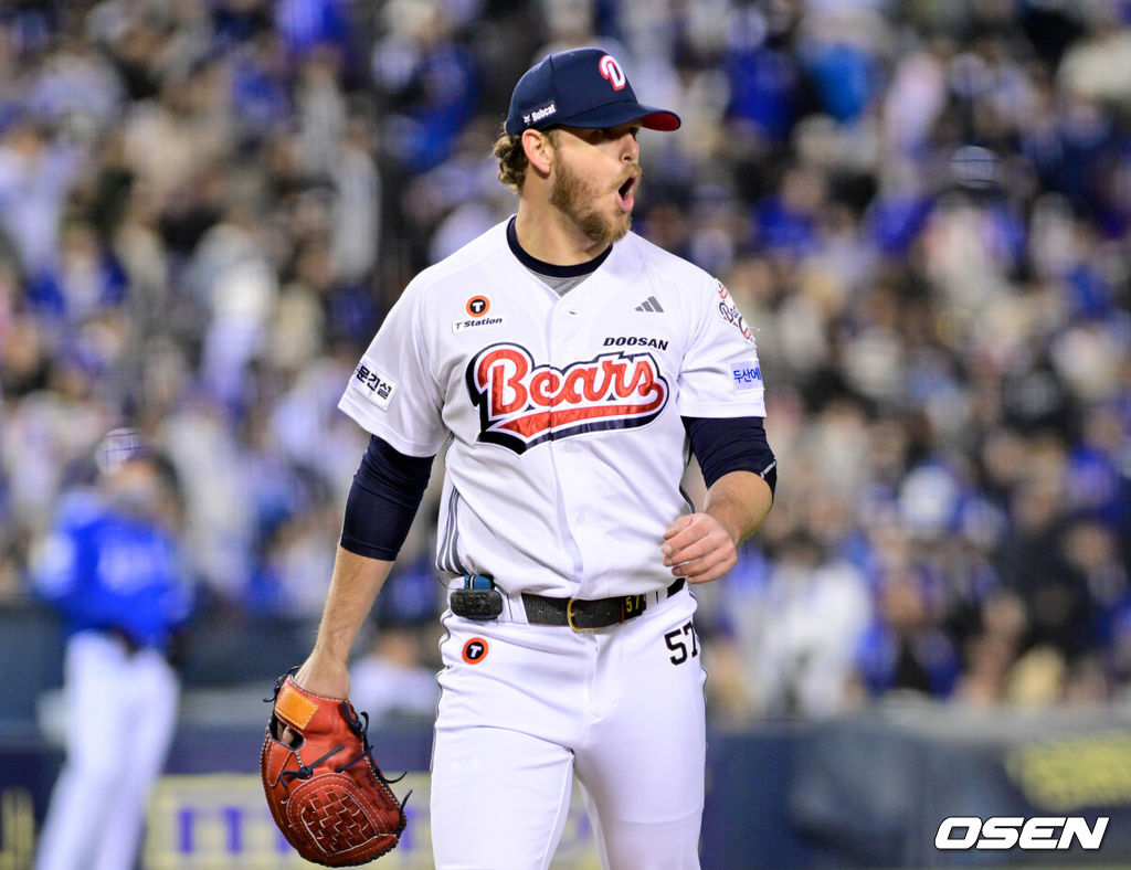 28일 서울 송파구 잠실야구장에서 2025 신한 SOL Bank KBO리그 두산 베어스와 삼성 라이온즈의 경기가 열렸다.이날 홈팀 두산은 콜어빈을, 원정팀 삼성은 후라도를 선발 투수로 내세웠다.7회초 이닝을 마친 두산 콜어빈이 더그아웃으로 향하며 삼성 박병호를 향해 소리치고 있다. 2025.03.28 /cej@osen.co.kr