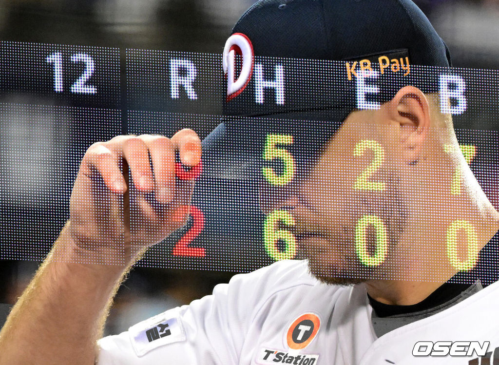 12일 서울 잠실구장에서 ‘2025 신한 SOL Bank KBO리그’ 두산 베어스와 NC 다이노스의 경기가 열렸다.두산은 콜어빈, NC는 김녹원이 선발로 나섰다.5회초 1사 2루에서 두산 콜어빈이 교체되고 있다. 2025.08.12 / jpnews@osen.co.kr