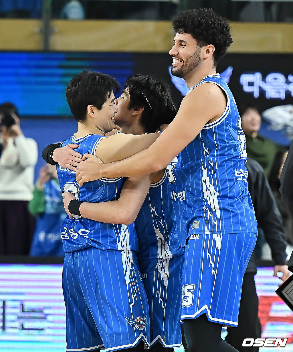 10일 대구체육관에서 2025-2026 LG전자 프로농구 대구 한국가스공사와 창원 LG의 경기가 열렸다.  7연패에 빠진 대구 한국가스공사가 4연승으로 선두를 굳힌 창원 LG를 상대로 어떤 반전을 만들어낼지 관심이 쏠린다.대구 한국가스공사 샘조세프 벨란겔이 4쿼터 극적인 역전슛을 성공시키고 72-71로 짜릿한 승리 후 동료들과 기쁨을 나누고 있다. 2026.02.10 / foto0307@osen.co.kr