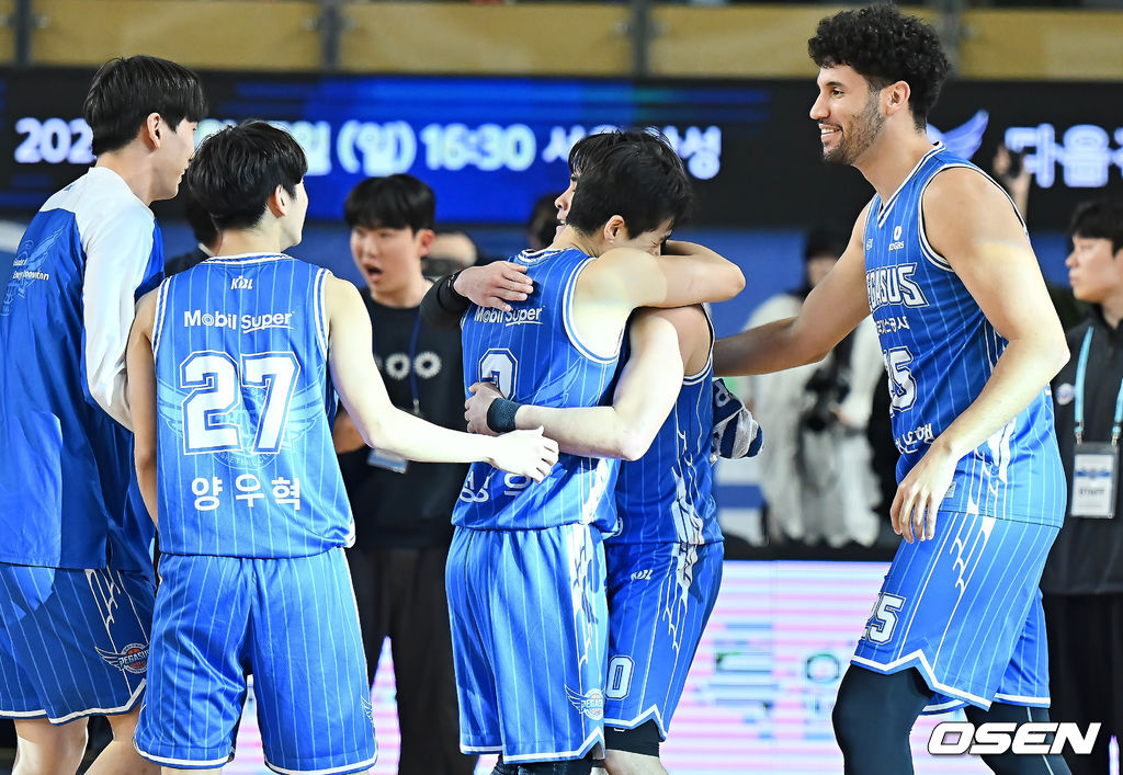 10일 대구체육관에서 2025-2026 LG전자 프로농구 대구 한국가스공사와 창원 LG의 경기가 열렸다.  7연패에 빠진 대구 한국가스공사가 4연승으로 선두를 굳힌 창원 LG를 상대로 어떤 반전을 만들어낼지 관심이 쏠린다.대구 한국가스공사 샘조세프 벨란겔이 4쿼터 극적인 역전슛을 성공시키고 72-71로 짜릿한 승리 후 동료들과 기쁨을 나누고 있다. 2026.02.10 / foto0307@osen.co.kr