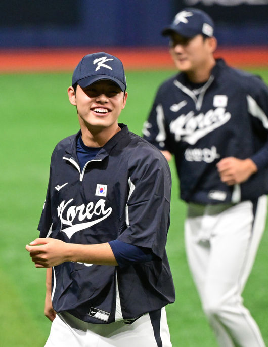 [OSEN=고척, 조은정 기자]류지현 감독이 이끄는 야구 대표팀이 7일 고척스카이돔에서 훈련을 진행했다.대표팀은 오는&nbsp;8일과 9일&nbsp;고척스카이돔에서 열리는 2025 K-베이스볼 시리즈 체코 대표팀과의 2경기를 시작으로&nbsp;15일과 16일 양일에 걸쳐 도쿄돔에서 일본 대표팀과 2경기를 치른다.&nbsp;야구 대표팀 문동주가 몸을 풀고 있다. 2025.11.07 /cej@osen.co.kr