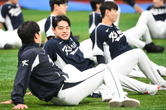 [OSEN=고척, 조은정 기자]류지현 감독이 이끄는 야구 대표팀이 5일 고척스카이돔에서 훈련을 진행했다.대표팀은 오는&nbsp;8일과 9일&nbsp;고척스카이돔에서 열리는 2025 K-베이스볼 시리즈 체코 대표팀과의 2경기를 시작으로&nbsp;15일과 16일 양일에 걸쳐 도쿄돔에서 일본 대표팀과 2경기를 치른다.&nbsp;야구대표팀 문동주가 몸을 풀고 있다. 2025.11.05 /cej@osen.co.kr