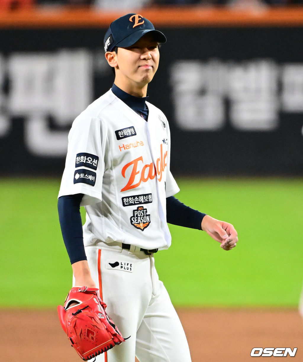 31일 대전 한화생명볼파크에서 2025 신한 SOL Bank KBO리그 포스트시즌 한국시리즈 5차전 한화 이글스와 LG 트윈스의 경기가 열렸다.이날 경기에 한화는 문동주를, LG는 톨허스트를 선발투수로 내세웠다. 4회초 2사 1,2루에서 한화 황준서가 LG 김현수를 삼진 처리하며 더그아웃으로 향하고 있다. 2025.10.31 /jpnews@osen.co.kr