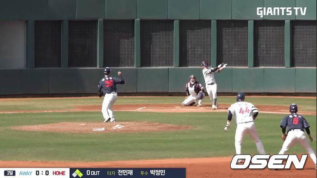 롯데 전민재가 2회 박정민 상대로 좌전 적시타를 때려 선취점을 뽑고 있다. / 롯데 자이언츠 구단 유튜브