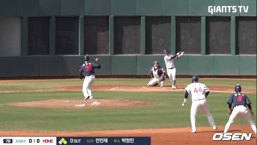 롯데 전민재가 2회 박정민 상대로 좌전 적시타를 때려 선취점을 뽑고 있다. / 롯데 자이언츠 구단 유튜브