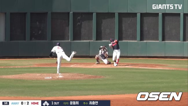 롯데 윤동희가 3회초 최충연의 높은 공을 때려 좌측 담장을 넘어가는 솔로 홈런을 터뜨렸다. / 롯데 자이언츠 구단 유튜브