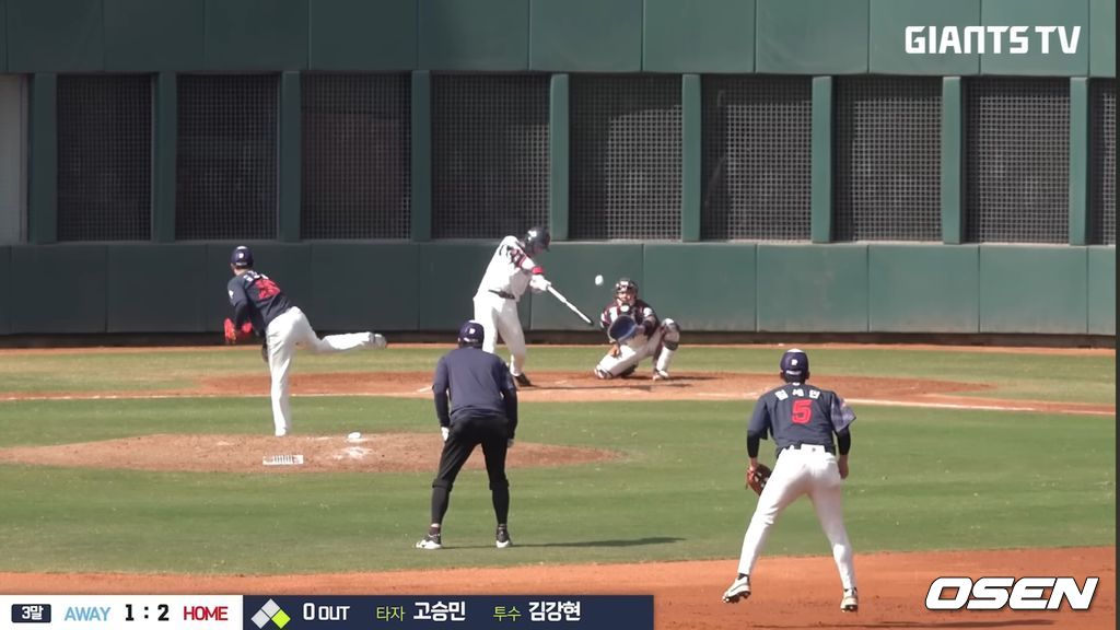 롯데 고승민이 3회말 김강현을 공략해 좌중간 펜스를 원바운드로 맞히는 1타점 2루타를 때렸다. / 롯데 자이언츠 구단 유튜브