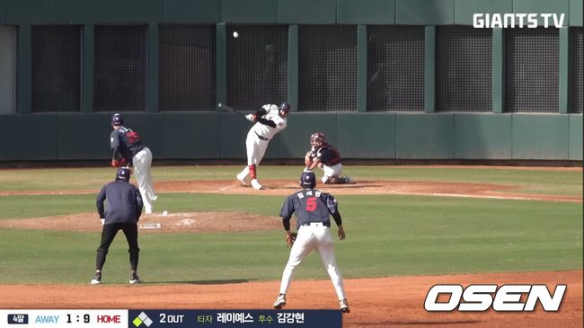 롯데 레이예스가 4회말 2사 3루에서 가운데 담장 상단을 맞고 나오는 2루타로 1타점을 기록했다. / 롯데 자이언츠 구단 유튜브