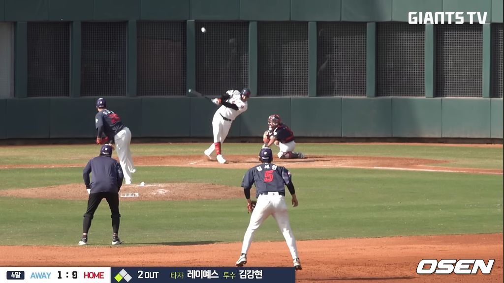 롯데 레이예스가 4회말 2사 3루에서 가운데 담장 상단을 맞고 나오는 2루타로 1타점을 기록했다. / 롯데 자이언츠 구단 유튜브