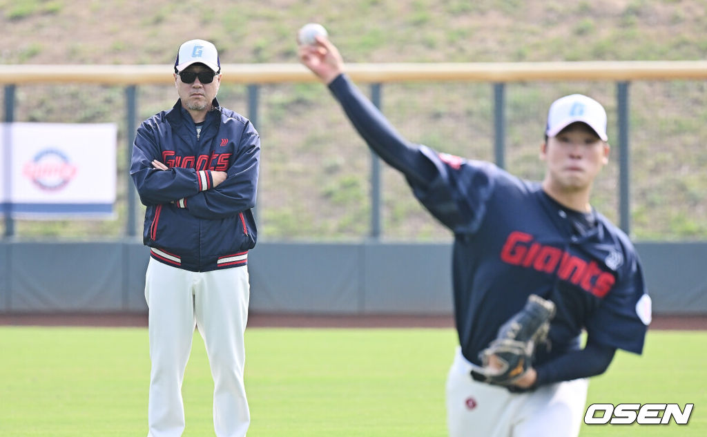 프로야구 롯데 자이언츠가 2일(한국시간) 대만 타이난 아시아-태평양 국제야구센터에 스프링캠프를 차리고 구슬땀을 흘렸다.김태형 감독 등 코치진과 투수 20명, 포수 5명, 내야수 9명, 외야수 7명 등 총 41명의 선수단이 1월 20일까지 1차 캠프에서 체력 강화와 기술 훈련을 치른 뒤 21일부터 3월 5일까지 일본 미야자키로 옮겨 2차 캠프에서 구춘리그에 참가해 실전 감각을 점검한다.롯데 김상진 코치가 이민석의 투구를 지켜보고 있다. 2026.02.02 / foto0307@osen.co.kr