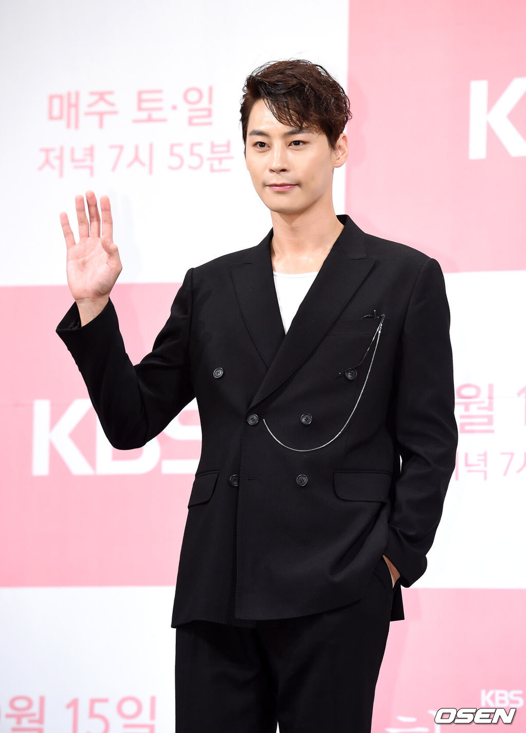 KBS 주말드라마 '하나뿐인 내 편' 제작발표회가 12일 오후 서울 논현동 임피리얼팰리스 호텔에서 열렸다. 배우 정은우가 포토타임을 하고 있다. /jpnews@osen.co.kr