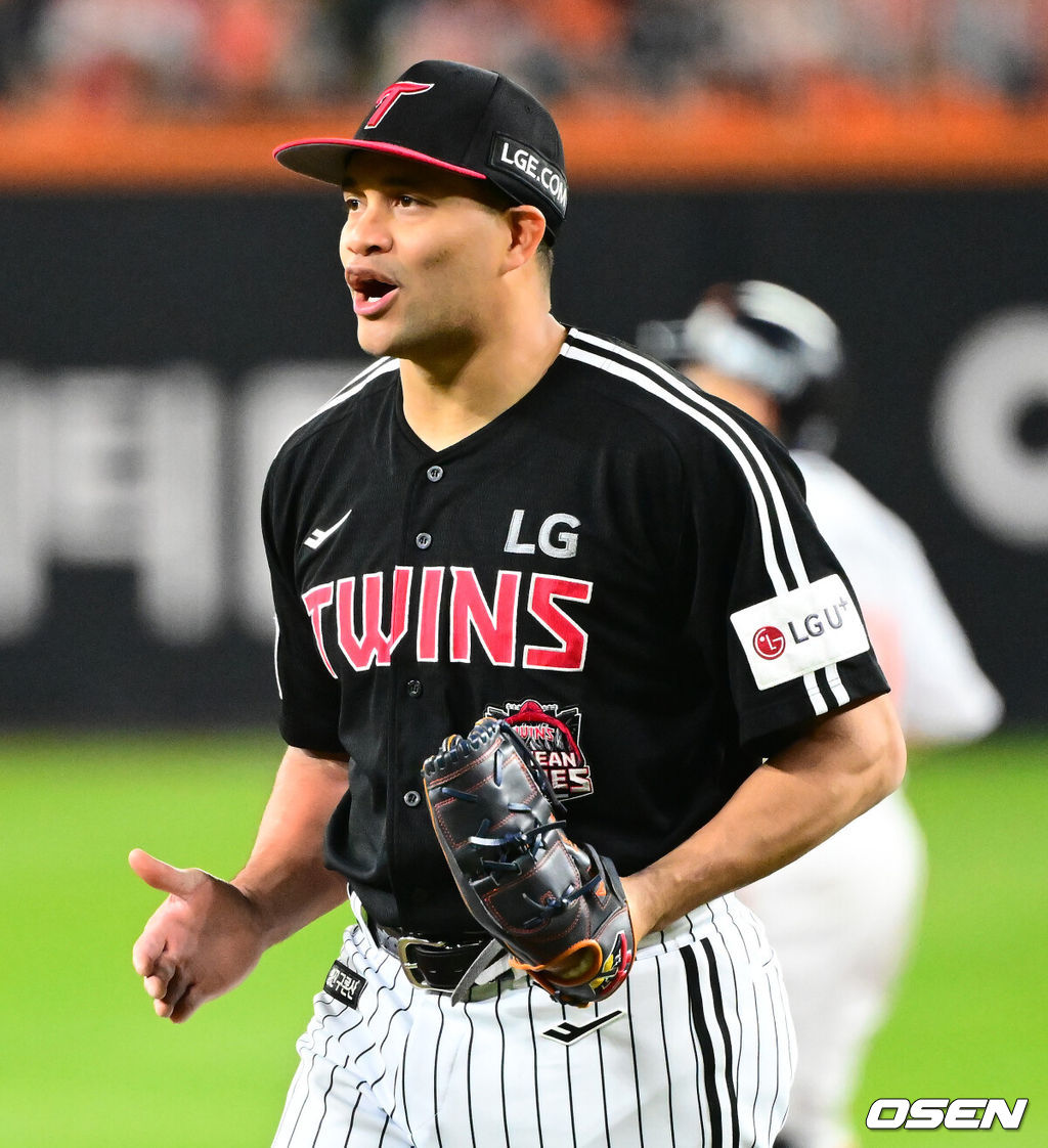 30일 대전 한화생명볼파크에서 2025 신한 SOL Bank KBO리그 포스트시즌 한국시리즈 4차전 한화 이글스와 LG 트윈스의 경기가 열렸다. 이날 경기에 한화는 와이스를, LG는 치리노스를 선발투수로 내세웠다. 3회말 2사 1루에서 LG 치리노스가 한화 문현빈을 삼진 처리하며 기뻐하고 있다. 2025.10.30 / jpnews@osen.co.kr