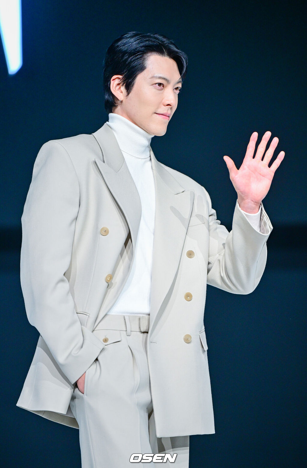 11일 오전 서울 한남동 그랜드 하얏트에서 스웨덴 전기차 브랜드 폴스타(Polestar) 미디어데이가 열렸다.국내 최초로 폴스타 3, 폴스타 5를 공개한 이번 행사에는 배우 김우빈이 앰배서더로 참석해 자리를 빛냈다.배우 김우빈이 포토타임을 하고 있다. 2026.02.11 / dreamer@osen.co.kr